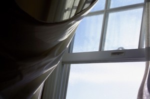 Dormir la fenêtre ouverte en hiver favoriserait un sommeil réparateur  Cette croyance est-elle fondée?